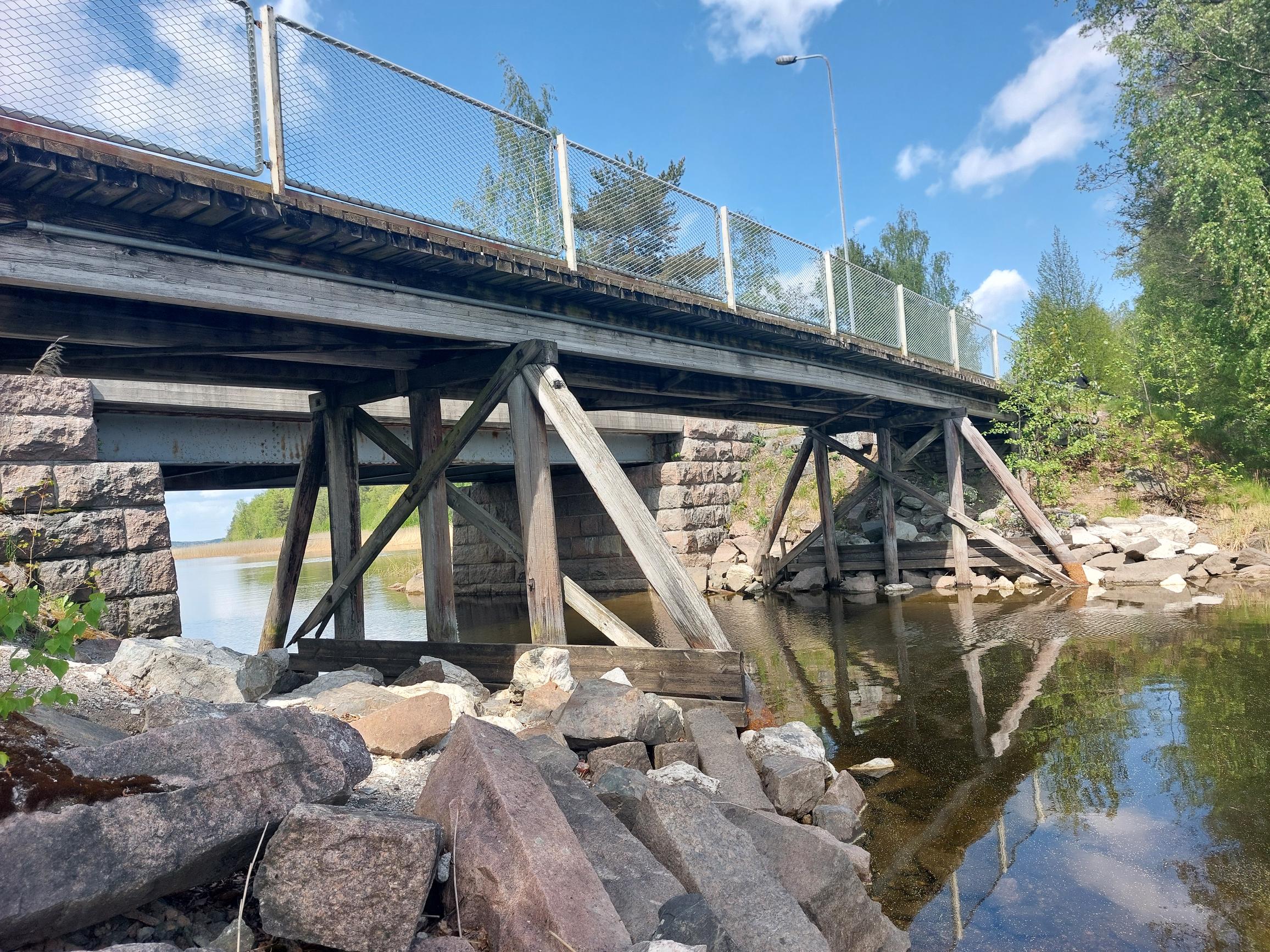 Tyysterniemen kevyen liikenteen, puinen silta, veden päällä.